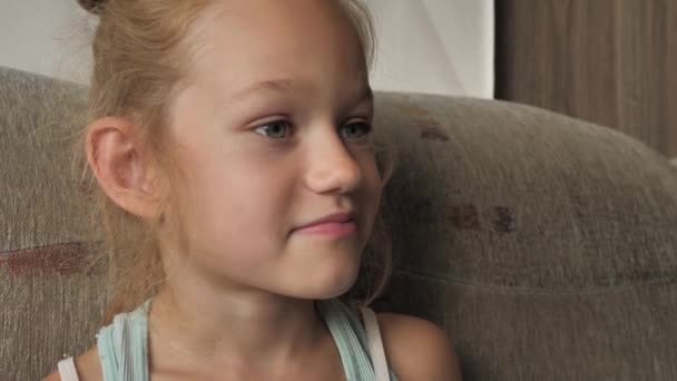 Dziewczynka Pięknymi Oczami Dziecko Patrzy Przed Siebie Dużymi Oczami Samotność — Wideo stockowe