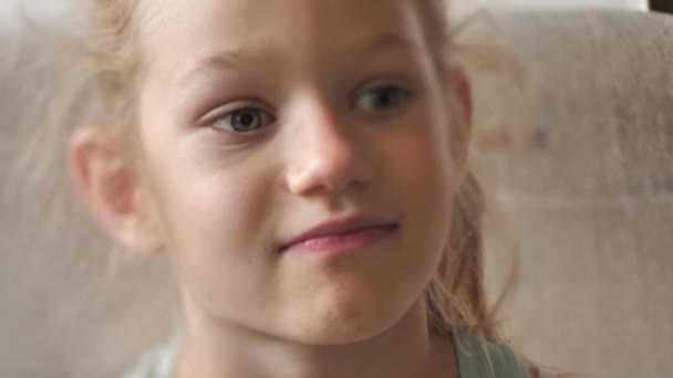 Een Klein Meisje Met Mooie Ogen Het Kind Kijkt Vooruit — Stockvideo