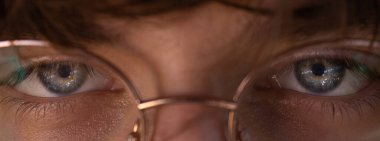 Gözlüklü ve Çekici Bakışlı Gülümseyen Genç Adam. Gözlüklü, gülümseyen ve kameraya bakan büyüleyici genç adam. Mutlu Genç Yetişkin - Moda İfadesi ve Güzelliği olan Çekici Adam