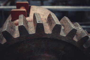 İnşaattaki Dayanıklı Metalik Makineler 'e yakın çekim. Metal işçiliği ekipmanları yakın çekimde, alaşımlı demiri içeriyor. Endüstriyel bir makinede mekanik kırmızı dişli..