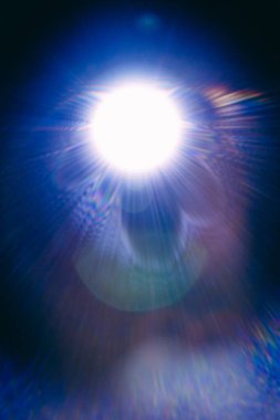 Mor Lens ve İndigo Iris 'li Mor Küre Gökyüzü Çemberi. Göz çiçeği gibi büyüleyici, parlak gök mavisi, çivit ve menekşe renkleri.