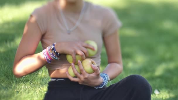 Genç Bir Kız Yeşil Çimlerden Sonbahar Elmaları Topluyor — Stok video