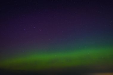 Letonya Gökyüzü Sonbaharda Yeşil Aurora. Gece vakti Aurora 'sının sakin manzarası, aydınlık yeşil manzara, yıldızlı göksel güzellik. Huzurlu Gece Gökyüzü, Yeşil Aurora Aydınlatıcı Gökyüzü