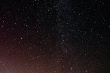 Letonya Gökyüzü Sonbaharda Yeşil Aurora. Gece vakti Aurora 'sının sakin manzarası, aydınlık yeşil manzara, yıldızlı göksel güzellik. Huzurlu Gece Gökyüzü, Yeşil Aurora Aydınlatıcı Gökyüzü