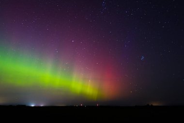 Letonya Gökyüzü Sonbaharda Yeşil Aurora. Gece vakti Aurora 'sının sakin manzarası, aydınlık yeşil manzara, yıldızlı göksel güzellik. Huzurlu Gece Gökyüzü, Yeşil Aurora Aydınlatıcı Gökyüzü