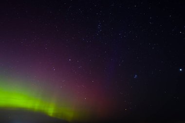 Letonya Gökyüzü Sonbaharda Yeşil Aurora. Gece vakti Aurora 'sının sakin manzarası, aydınlık yeşil manzara, yıldızlı göksel güzellik. Huzurlu Gece Gökyüzü, Yeşil Aurora Aydınlatıcı Gökyüzü