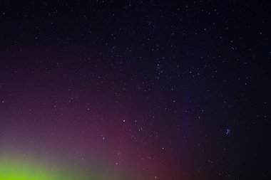 Letonya Gökyüzü Sonbaharda Yeşil Aurora. Gece vakti Aurora 'sının sakin manzarası, aydınlık yeşil manzara, yıldızlı göksel güzellik. Huzurlu Gece Gökyüzü, Yeşil Aurora Aydınlatıcı Gökyüzü