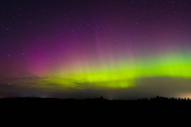Letonya Gökyüzü Sonbaharda Yeşil Aurora. Gece vakti Aurora 'sının sakin manzarası, aydınlık yeşil manzara, yıldızlı göksel güzellik. Huzurlu Gece Gökyüzü, Yeşil Aurora Aydınlatıcı Gökyüzü