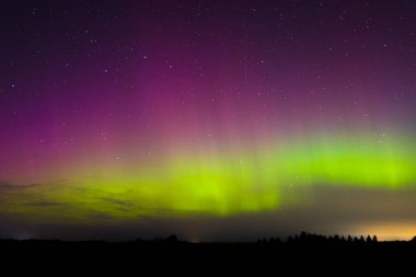 Letonya Gökyüzü Sonbaharda Yeşil Aurora. Gece vakti Aurora 'sının sakin manzarası, aydınlık yeşil manzara, yıldızlı göksel güzellik. Huzurlu Gece Gökyüzü, Yeşil Aurora Aydınlatıcı Gökyüzü