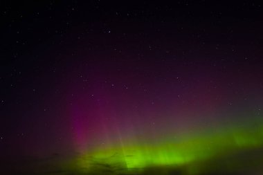 Letonya Gökyüzü Sonbaharda Yeşil Aurora. Gece vakti Aurora 'sının sakin manzarası, aydınlık yeşil manzara, yıldızlı göksel güzellik. Huzurlu Gece Gökyüzü, Yeşil Aurora Aydınlatıcı Gökyüzü
