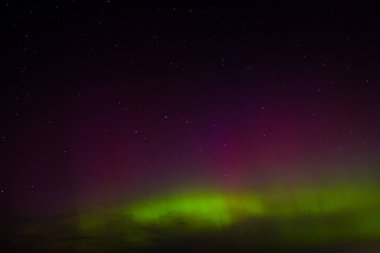 Letonya Gökyüzü Sonbaharda Yeşil Aurora. Gece vakti Aurora 'sının sakin manzarası, aydınlık yeşil manzara, yıldızlı göksel güzellik. Huzurlu Gece Gökyüzü, Yeşil Aurora Aydınlatıcı Gökyüzü
