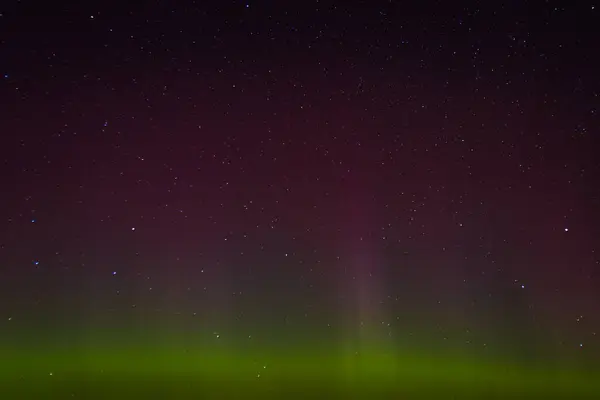 Латвийская Ночная Небо Зеленая Аврора Осенью Спокойная Сцена Ночного Сияния — стоковое фото