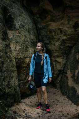 Bir grup Mutlu Arkadaş Ormandaki Aktif Açık Hava Macerasının tadını çıkarıyor. Bir grup arkadaş ormanda yürüyüş yapıyor, doğanın tadını çıkarıyor ve dışarıda dinleniyor..