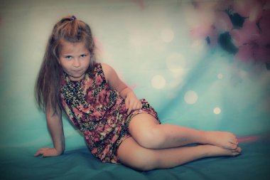 Çocuk ağzı doluyken cips yiyor. Küçük bir çocuk kameraya poz veriyor. Yumuşak seçici odaklanma. Yapay görüntü tahılı