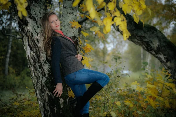 Lycklig Kvinna Som Ler Bland Höstflocken Skogen Glad Ung Kvinna — Stockfoto