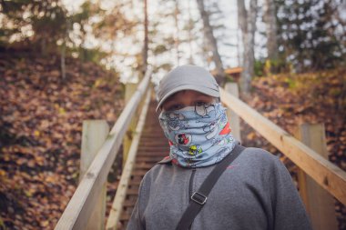 Çocuk doğada dinlendi. Şapkası ve atkısı olan bir çocuk yürüyordu.