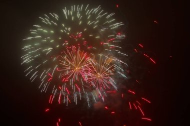 Gökyüzünde yılbaşı havai fişekleri. Karanlık gökyüzünde havai fişekler