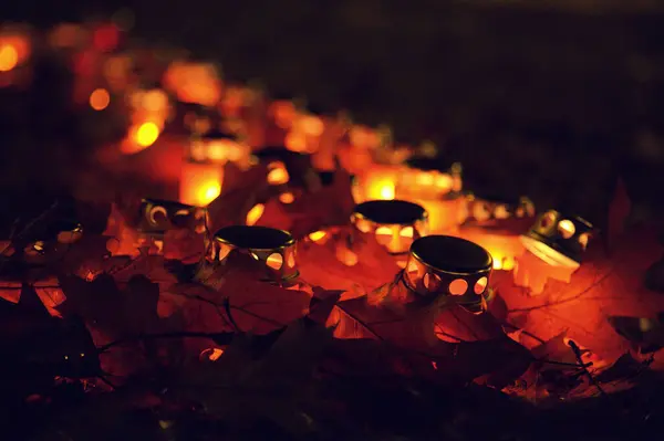 Καίγοντας Κεριά Ημέρας Μνήμης Καίγονται Στο Έδαφος Μαλακή Επιλεκτική Εστίαση — Φωτογραφία Αρχείου