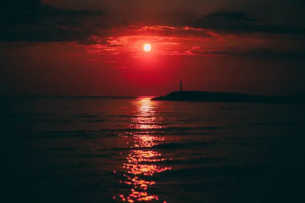 Atardecer Rojo Oscuro Junto Mar Puesta Sol Con Fondo Muelle — Foto de Stock