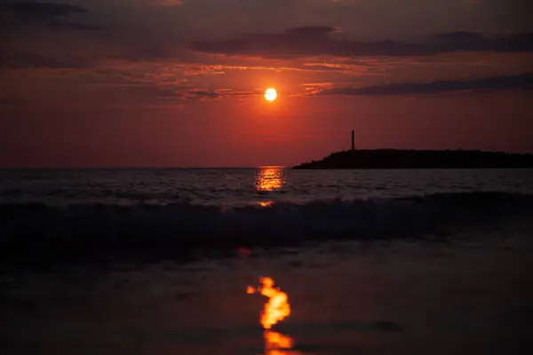 Dunkelroter Sonnenuntergang Meer Sonnenuntergang Mit Molenhintergrund Weiche Selektive Fokussierung — Stockfoto