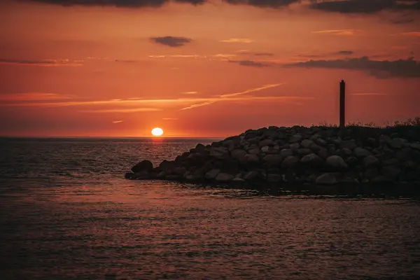 Donkerrode Zonsondergang Aan Zee Zonsondergang Met Pier Achtergrond Zachte Selectieve — Stockfoto