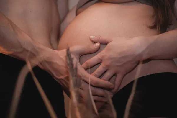 Femeia Gravidă Bărbat Femeie Își Pun Mâinile Stomac Sănătate Sarcină — Fotografie, imagine de stoc
