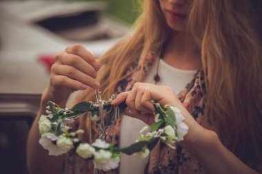 Mutlu Gülümseyen Adam ve Kadın Çiçek Açan Çiçek Çiçeği Tutuyor. Dışarıda çiçek açan bir buket tutan neşeli bir grup..