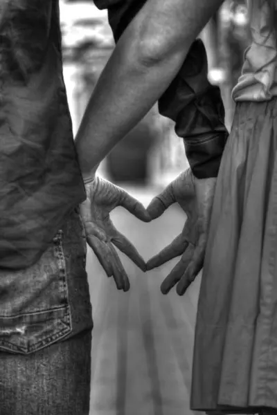 ハッピーカップルは赤い全体で手を保持し 愛情と接続を表現しています 恋するカップルは 愛情とつながりを示し 手を握ります — ストック写真