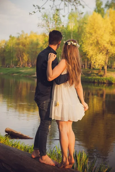 Gelin ve Damat Seremonide Mutluluk ve Aşk Çıkarıyorlar. Çiçeklerle çevrili, düğün kıyafetli gülümseyen bir çift..