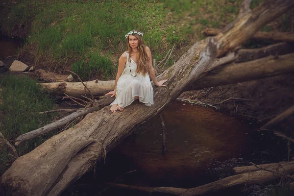 Schönes Mode Model Lächelt Wald Porträt Junge Erwachsene Frau Mit — Stockfoto