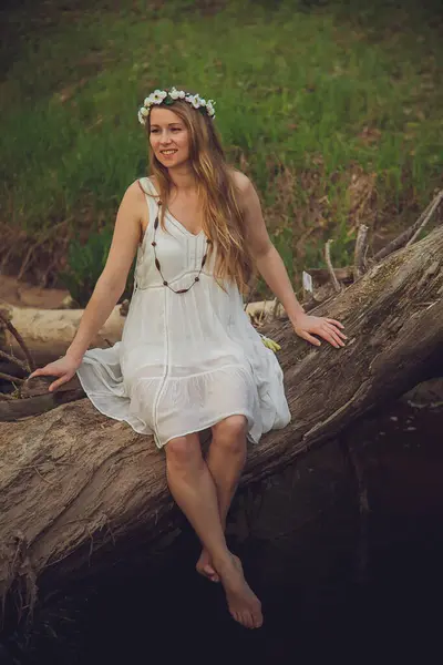 Schönes Mode Model Lächelt Wald Porträt Junge Erwachsene Frau Mit — Stockfoto