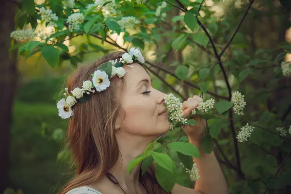 Спокойная Женщина Наслаждается Красотой Природы Среди Цветущих Цветов Лесу Молодая — стоковое фото