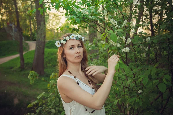 Klidná Žena Užívá Krásy Přírody Mezi Kvetoucími Květinami Lese Mladá — Stock fotografie