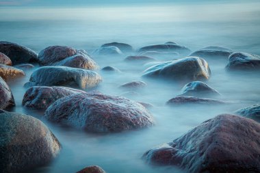 Gün batımında deniz, güzel renklerle. Deniz kıyısında gün batımı