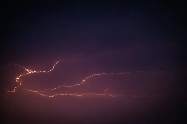 电力舞过戏剧性的风暴天空 一个戏剧性的暴风雨之夜 有分叉的闪电和警告信号 — 图库照片