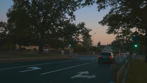 Gün Batımında Arabalar Yavaşça Trafik Işığına Yaklaştı Alacakaranlıkta Yolcu Vagonları — Stok video