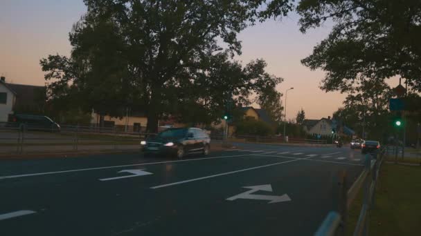 Автомобілі Повільно Наближалися Світлофора Заході Сонця Пасажирські Автомобілі Під Час — стокове відео