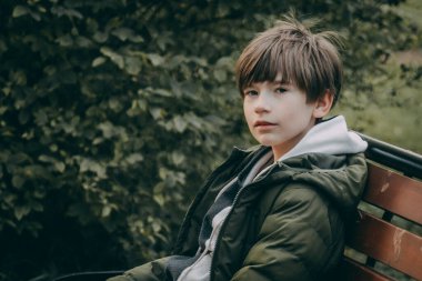 Çocukluğun Neşeli Tecrübesi. Çocuklukları boyunca bir adamdan neşeli bir çocuk.. 