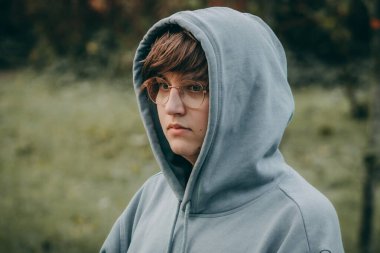 Farklı Arkadaşlardan oluşan Mutlu Bir Grup Yakın Çekim Portresi Çekiyor. Bir grup arkadaş, kapüşonlu bir kadın, duygularını ifade ediyor..