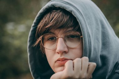 Farklı Arkadaşlardan oluşan Mutlu Bir Grup Yakın Çekim Portresi Çekiyor. Bir grup arkadaş, kapüşonlu bir kadın, duygularını ifade ediyor..