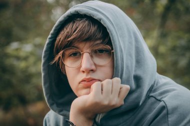 Farklı Arkadaşlardan oluşan Mutlu Bir Grup Yakın Çekim Portresi Çekiyor. Bir grup arkadaş, kapüşonlu bir kadın, duygularını ifade ediyor..