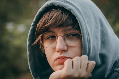 Farklı Arkadaşlardan oluşan Mutlu Bir Grup Yakın Çekim Portresi Çekiyor. Bir grup arkadaş, kapüşonlu bir kadın, duygularını ifade ediyor..