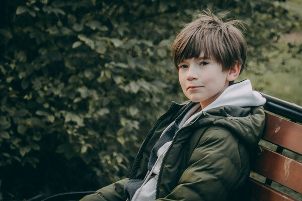 Счастливая группа друзей и семьи, сидящих вместе в помещении. Разнообразная группа друзей, сидящих, счастливых и случайных.