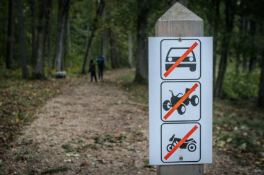 Parktaki yasaklı yol tabelası. Direkte bir işaret..