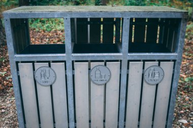 Parktaki çöp tenekeleri. İkincil atık ayıklama. Ekolojik atık sıralama