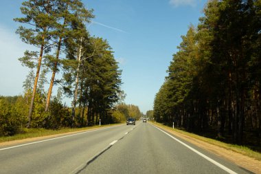 Riga - Valmiera yeni yolu asfaltladı. Letonya yollarında trafik. Asfalt kaplamalı yol. Ağır ve hafif araç hareketi