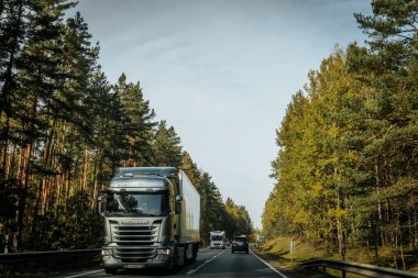 Riga - Valmiera yeni yolu asfaltladı. Letonya yollarında trafik. Asfalt kaplamalı yol. Ağır ve hafif araç hareketi