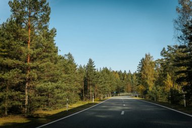 Riga - Valmiera yeni yolu asfaltladı. Letonya yollarında trafik. Asfalt kaplamalı yol. Ağır ve hafif araç hareketi