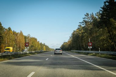 Riga - Valmiera yeni yolu asfaltladı. Letonya yollarında trafik. Asfalt kaplamalı yol. Ağır ve hafif araç hareketi