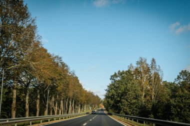 Riga - Valmiera yeni yolu asfaltladı. Letonya yollarında trafik. Asfalt kaplamalı yol. Ağır ve hafif araç hareketi